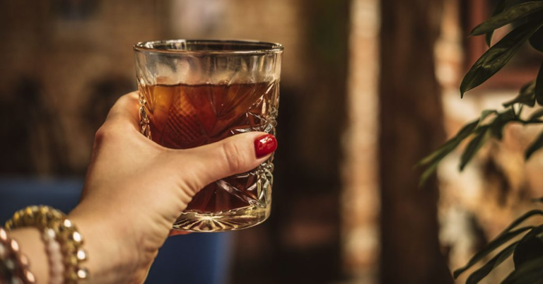 9 Warning Signs Someone May Be A High-Functioning Alcoholic - Featured image