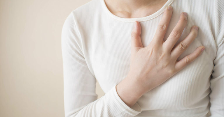 After Thinking She Had Severe Heart Burn, Woman Finds Out She Has Cancer - Featured image