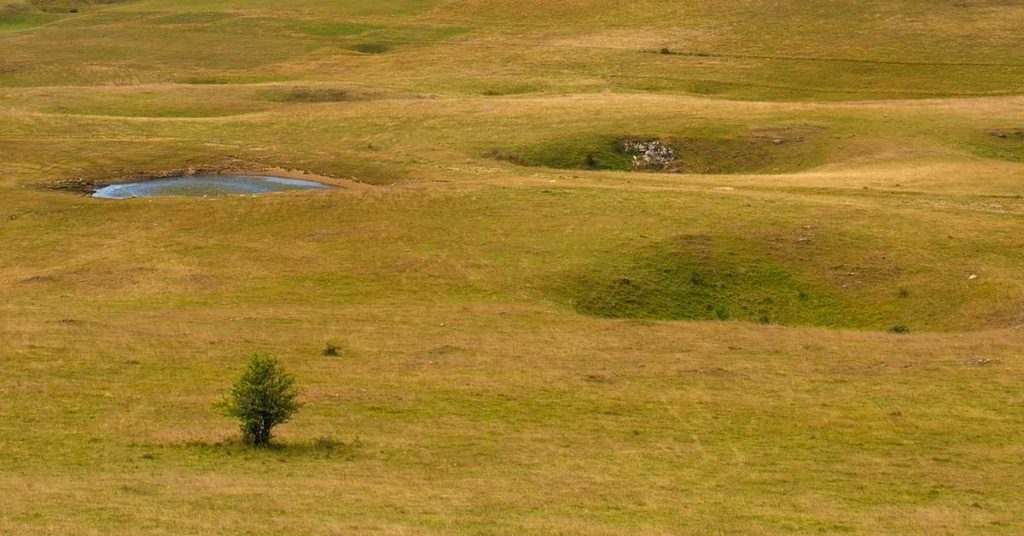 Twin Sinkholes, Dubbed ‘Gates of Hell,’ Open Up 400 Miles Apart - Featured image