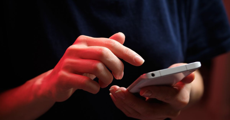 I De-Friend People Every December. Here’s Why You Should Too. - Featured image