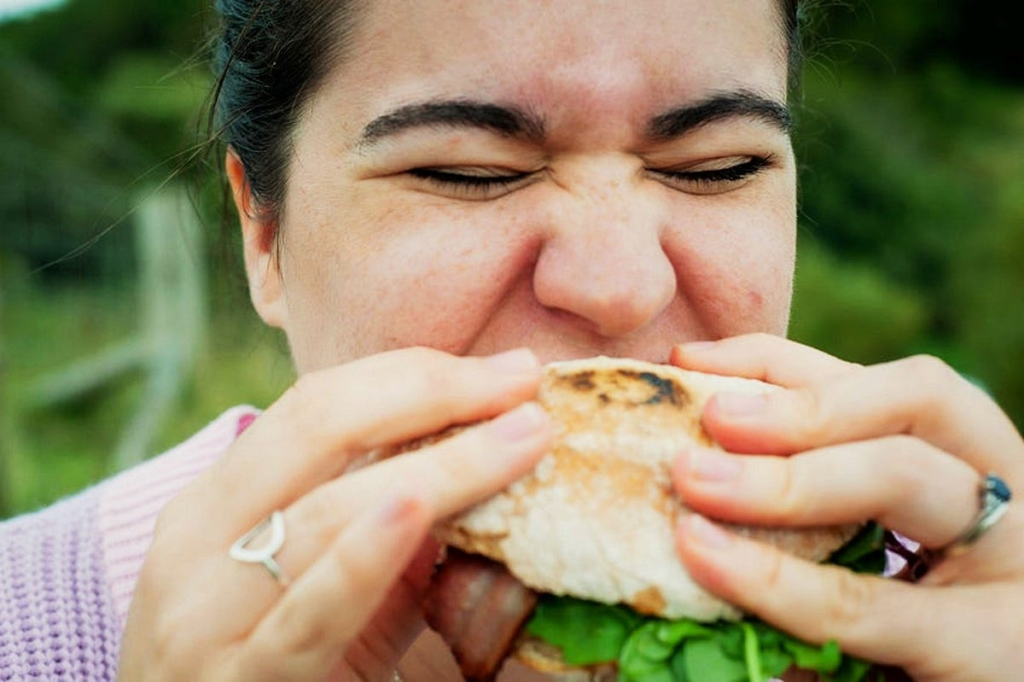 To Lose Weight, Lose the Habit of Eating the One Thing Guaranteed to Make You Gain Weight - Featured image