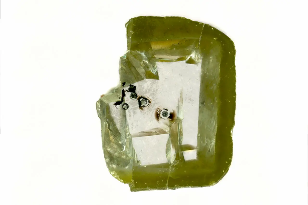 This diamond holds a never-before-seen mineral that can’t exist on Earth’s surface - Featured image