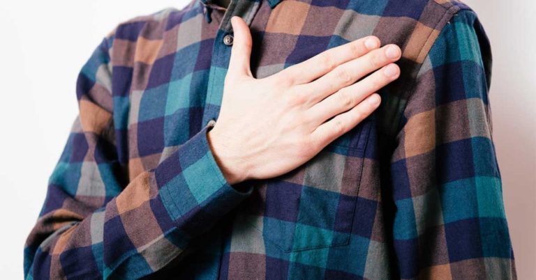 Non-Americans Shocked After Watching People Stand in Restaurant During US National Anthem - Featured image