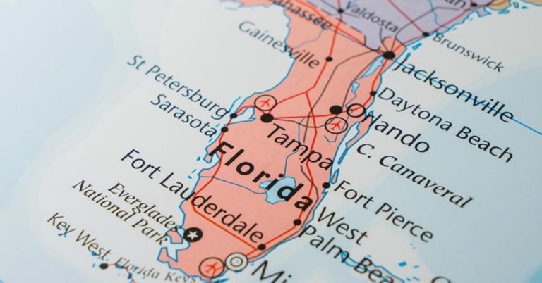 Stunning Seaside Town in Florida Is LIke Santorini, Just Without The Crowds - Featured image